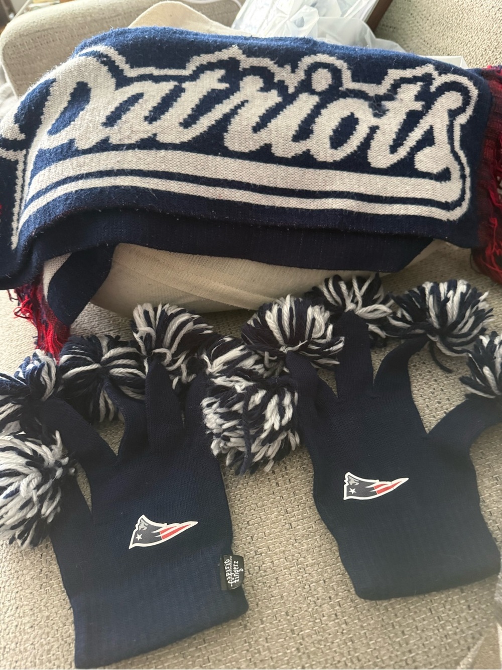 Patriots Navy White Knit Scarf and Pom Beanie Pair gloves.
🏈🏈🏈🏈🏈🏈🏈